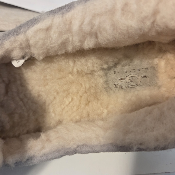UGG Cozy Gray Moccasins with Cream Fleece Lining - Picture 5 of 6